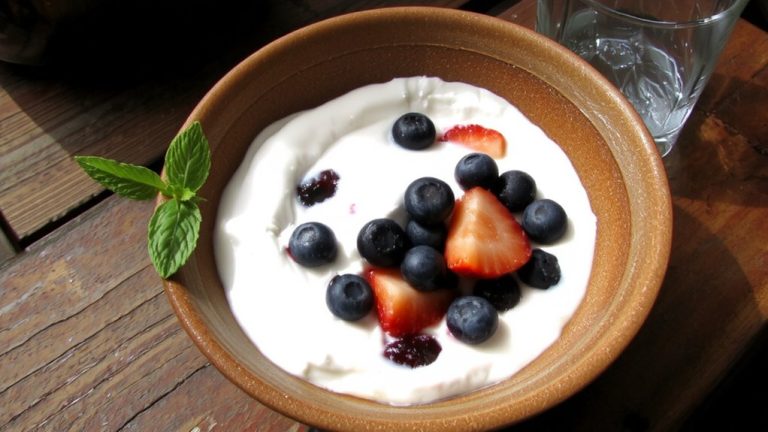 greek yogurt with berries